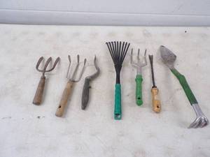 lot 23 image: Garden Tool Lot