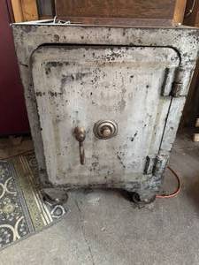 lot 88 image: Vintage Safe