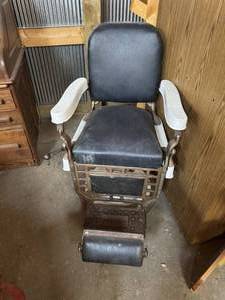 lot 108 image: Vintage Barber Chair