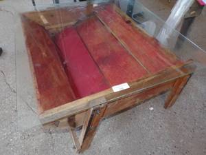lot 90 image: Unique Table