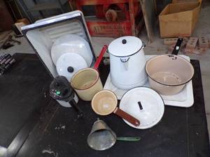 lot 11 image: Vintage Enamal Ware