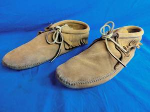 lot 217 image: Minnetonka Moccasins - Size 11