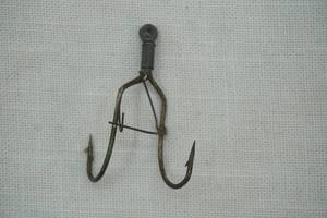 lot 22 image: Vintage Eagle Claw Weedless Treble Hook