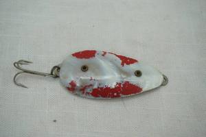 lot 48 image: Vintage Pearl Spoon Lure