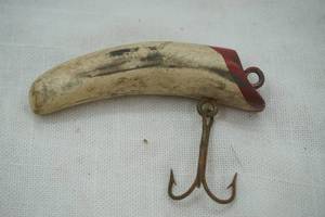 lot 69 image: Vintage Red & White Wooden Lure
