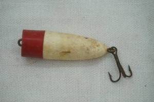 lot 71 image: Vintage Red & White plastic popper Lure