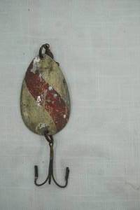 lot 128 image: AntiqueVintage treble hook Dardevle type spoon lure