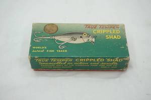 lot 131 image: Vintage True Temper Crippled Shad in original packaging