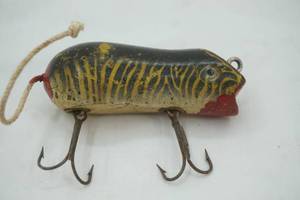 lot 136 image: Vintage Shakespeare Swimming Mouse Tiger Stripe black & yellow
