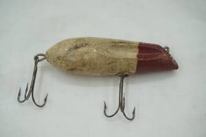 lot 163 image: Vintage Wooden Fishing Lure Red & White 3.5 long