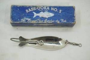 lot 190 image: Vintage Bass-Ooka No. 5 Spoon Lure by Jacobsen & Sons. In original packaging