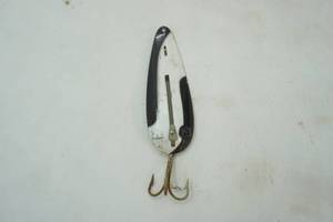 lot 251 image: Vintage Larson Bait Co. Fish Trap Spoon Lure