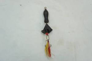 lot 253 image: Vintage Musky Spinnerbait. 7 overall length