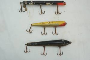 lot 287 image: AntiqueVintage Wooden Lures (3ct) 7-9