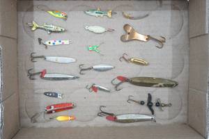 lot 294 image: AntiqueVintage Fishing Lures (19ct)