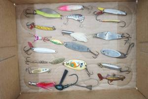 lot 295 image: AntiqueVintage Fishing Lures (20ct)