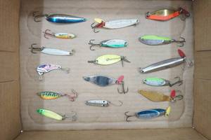 lot 297 image: AntiqueVintage Fishing Lures (17ct)
