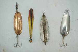 lot 304 image: Vintage Fishing Spoon Lot (4ct)