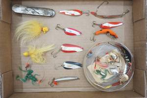 lot 323 image: Vintage Fishing Lure & Bait Hooks Lot