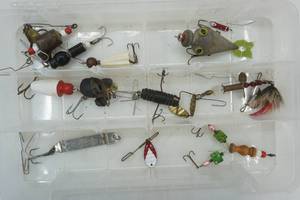 lot 325 image: Vintage Fishing Lures & Tackle Organizer
