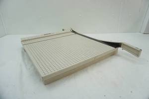 lot 467 image: paper cutter