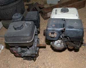 lot 129 image: Two Honda Small Engines