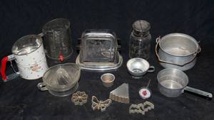 lot 148 image: Vintage Kitchen Items