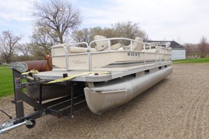 2008 Weeres 240 SE Sportsman Deluxe 24’ pontoon
