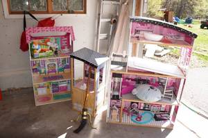 lot 366 image: Doll House Pieces