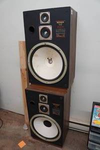 lot 276 image: Vintage Fisher ST-828 Tower Speakers