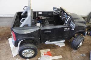 lot 401 image: Battery Powered Pick Up Ride-On Toy