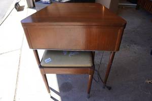 lot 404 image: Singer Sewing Machine Table with Seat