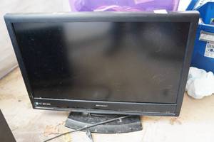 lot 407 image: Emerson 32 Flat Panel TV