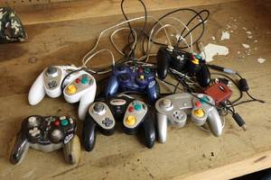 lot 290 image: 6 Game Cube Controllers
