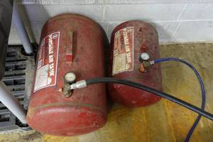 lot 292 image: 2 Portable Air Tanks 5 & 9 Gallon