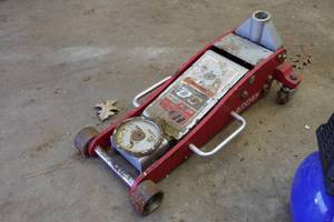 lot 417 image: 3-Ton Car Jack