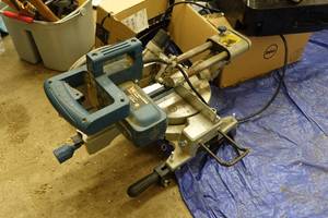 lot 425 image: Wen 10 Sliding Compound Miter Saw