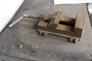 lot 432 image: Bench Vise
