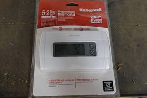 lot 433 image: Honeywell Programmable Thermostat