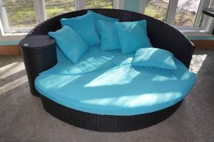 lot 323 image: Patio Lounge Couch