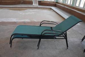 lot 252 image: 2 Patio Lounge Chairs