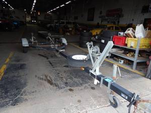 lot 6 image: 2001 Olympic Karavan Boat Trailer