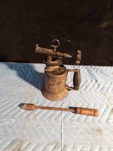 lot 30 image: Vintage Hercules torch and vintage solder iron