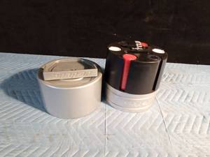 lot 32 image: Snap-on poker chip set in metal case - Never been used