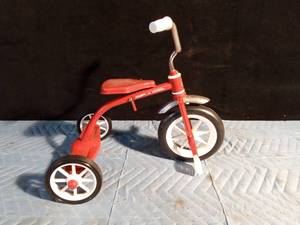 lot 35 image: Radio Flyer metal doll trike