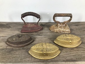 lot 317 image: Lot of 5 Antique Metal Flat Irons