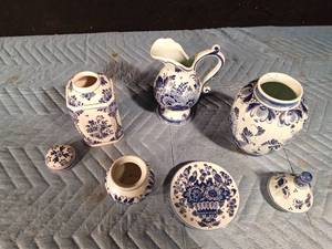 lot 90 image: Antique Dutch Deift ceramic tea caddy, pitcher, small plate and jar with lid