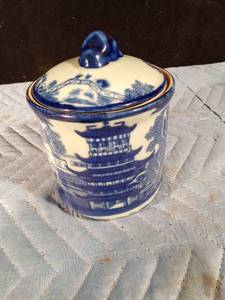 lot 78 image: Iron Stone candy dish with lid