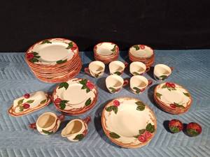 lot 72 image: Set of Franciscan dishes - Serving for 6 minus 4 salad bowls and 6 extra dinner plates and 6 extra saucer plates, S&P shakers, butter dish and creamer and sugar boel