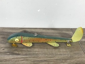lot 379 image: Collectible Spearing Fish Decoy by Szabo